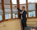 Bild: wel
Bürgermeister Rudolf Teplitzky hängt auch einen beleuchteten Stern an das Fenster seines Amtszimmers, an dem sich die Familien beim Adventsspaziergang durch die Stadt erfreuen können.
﻿
