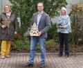 Bild: Hirn/exb
Die Alleinlebendenweihnacht, die dieses Jahr von der Caritas verantwortet wird, muss ausfallen. Elisabeth Hirn, Allgemeine Sozialberatung der Caritas, Daniel Bronold, Geschäftsführer des Caritas-Kreisverbandes, und Dagmar Deutschländer von der Kirchlichen Allgemeinen Sozialarbeit der Diakonie Weiden wollen trotzdem ein positives Signal senden.