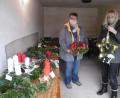 Bild: rgl
Ursula Müller (links) und Luise Köllner mit einem Teil der Adventkränze.