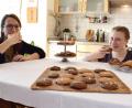 Bild: scm
Verkostung mit Abstand: Elisabeth (links) und Lena wagten sich an ein besonders klassisches Weihnachtsgebäck – die Elisenlebkuchen.