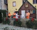 Bild: bö
Gleich gegenüber der Fläche, an der sonst der Adventsmarkt aufgebaut ist, errichten Mitarbeiter des gemeindlichen Bauhofs ein Adventshaus (von links): Daniel Wolfsteiner, Manuel Müller, Tanja Bauer und Christian Lautenschlager.