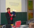 Bild: Eisenbarth-Mittelschule Oberviechtach/exb
Am Ende seines Vortrags griff Franz Probst in seine Zauberkiste und plötzlich schlugen Flammen aus einem Buch.