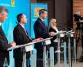 Bild: Sven Hoppe/dpa 
Kultusminister Michael Piazolo (von links,, Freie Wähler), Wirtschaftsminister Hubert Aiwanger (Freie Wähler), MInisterpräsident Markus Söder (CSU) und Gesundheitsministerin Melanie Huml (CSU) verkünden die neuen bayerischen Corona-Regeln.