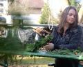 Bild: Cornelia Müller/exb
Tanja Brunner aus Tiefenbach öffnet das „Adventsfensterl“ am Montag, 30. November. Sie gibt eine Anleitung, wie man einen Türkranz aus verschiedenen Zweigen zum Aufhängen fertigt.
