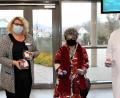 Bild: exb
Christl Pelikan-Geismann (Mitte) fertigte 850 Herzen für Krankenhaus-Mitarbeiter. Darüber freuten sich Pflegedirektorin Sabine Hirsch (links) und Chefarzt Dr. Walter Luyken (rechts).