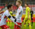 Bild: Armin Weigel/dpa
Komm in meine Arme: Die Regensburger Torschützen Sebastian Stolze (links) und Jan-Niklas Beste hatten gegen Würzburg allen Grund zum Jubeln.
