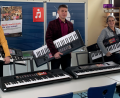 Bild: Schule Kümmersbruck/exb
Über die Einrichtung der Keyboardklasse von "klasse.im.puls" freuen sich (von links) Lehrerin Christine Schmeiler, Rektor Florian Fuchs und Fachoberlehrerin Doris Haslbeck . Insgesamt 14 neue Keyboards mit Keyboardstativen konnten mit Hilfe der Sparkasse Amberg-Sulzbach und des Sparkassenverbands Bayern für die Mittelschule Kümmersbruck angeschafft werden.