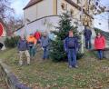 Bild: Maria Schlögl/exb
Stefan Mutzbauer, Hans Wagner, Florian Dotzler und Maria Schlögl und das Loew-Werkstätten-Team zeigt das Foto mit dem aufgestellten Baum.