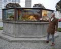 Bild: hmr
Sichtlich stolz präsentiert Bürgermeister Bernd Sommer die acht Krippen auf dem Diepoldbrunnen am Basilikaplatz.