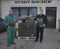 Bild: jr
Im Städtischen Bauhof wurden jetzt die achtzig Bruthöhlen für Meisen und Fledermäuse übergeben, die demnächst in einem Gürtel rund um Mitterteich aufgehängt werden. Ziel ist es, damit die Ausbreitung des Eichenprozessionsspinner zu verhindern. Bei der Übergabe mit dabei waren (von links) Stadtgärtner Willi Kilian, Bürgermeister Stefan Grillmeier und Fachagrarwirt Manfred Härtl, der federführend für die fachgerechte Ausführung zuständig ist.