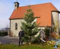 Bild: fvo
Die Spielberger Feuerwehrmänner Johannes Weiß (links) und stellvertretender Kommandant Andreas Schmid stellen den Christbaum auf.