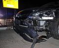 Bild: jma
Nach dem Zusammenstoß bei Hütten mit einem Verkehrszeichen, einem weiteren Auto und der Leitplanke ist das Auto stark beschädigt.