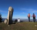 Bild: Karl-Josef Hildenbrand
Wanderer genießen neben der zwei Meter hohen Penis-Skulptur aus Holz auf dem Grat des Grünten den Ausblick.