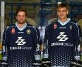 Bild: gb
Das war’s für Nick Latta (links) und Adrian Klein (rechts) im Trikot der Blue Devils. Die beiden Leihspieler sind ab sofort fest beim DEL-Klub Straubing Tigers eingeplant.