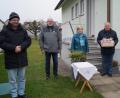 Bild: du
Die Kirchenverwaltung mit Pfarrer Thomas Stohldreier und Kirchenpfleger Gerhard Loreth (von links) sowie Pfarrgemeinderatssprecher Ernst Lenk senior (rechts) gratulieren Mesner Jakob Fritsch (mit Frau Christine) zum 75. Geburtstag.