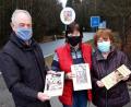 Bild: exb
Das Bild zeigt die Übergabe der Kalender am Grenzübergang Mähring (von links): Herbert Konrad, Vorsitzender des Fördervereins, Frau Hanni Lieblova von der Druckerei Liebl-Druck in Plan und Rosa Schöner, Mitglied des Fördervereins.