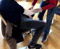Bild: Manuela Schmid/exb
An fünf Tagen konnten die Mittelschüler beim Berufswahlseminar ihre Stärken austesten. Sie durften sich beispielsweise als Krankenpfleger versuchen.