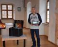 Bild: bö
Die Ausstattung der Lauterachtal Grundschule in Hohenburg wurde um 16 Tabletts und fünf Laptops ergänzt. 18000 Euro hat der Kämmerer dafür überwiesen. von links Projektbetreuer Hubert Harrer, Jürgen Drahota von der Arados GmbH aus Sulzbach-Rosenberg und Bürgeermeister Florian Junkes bei der Übergabe der modernen Kommunikationsmittel