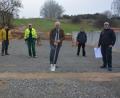 Bild: jr
In der Nähe des Spielplatzes in Zirkenreuth entsteht das neue Gerätehaus der Feuerwehr Königshütte. Im Bild (von links) Vorsitzender Christian Weiß, Stellvertreter Tobias Schmid, Alois Männer, Bürgermeister Johann Burger, Josef Siller und Kommandant Martin Teubner beim offiziellen Spatenstich.