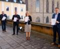 Bild: Simon Wiesner, Stadt Amberg/exb
Bei der Vorstellung der neuen Vorsorgebroschüre (von links): Oberbürgermeister Michael Cerny, der Marketingleiter der Volksbank-Raiffeisenbank Tom Retzer, Sabrina Liermann von der Seniorenstelle der Stadt Amberg und Bankvorstand Andreas Reindl.