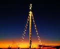 Archivbild: ind
Vom Gipfel des angeblich höchsten künstlichen Sandbergs der Welt, dem Monte Kaolino in Hirschau, strahlt ein Christbaum weit ins Land hinein.