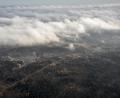Luftbild: mür
Im Herbst und Winter lassen tief hängende Wolken, Raureif und Schnee den Steinbruch und die umliegenden Wälder am Teichelberg besonders reizvoll erscheinen.
