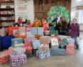 Bild: do
Zirka 40 Weihnachtspakete schnürten die Grundschulkinder mit ihren Eltern, um im Rahmen der Aktion "Für das Leben und die Hoffnung" gleichaltrige Kids in Bosnien zu unterstützen. Unser Bild zeigt eine Schülervertretung der spendenfreudigen Schulkinder mit Schulleiterin Gabriele Bodner (3.v.re.) und Hans Karl (li)
