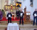 Bild: bsc
Die Kolpingsfamilie Friedenfels ehrte erstmals treue Mitglieder im Rahmen einer Eucharistiefeier. Pfarrer Joseph (hinten links) und die Kolpingsvorsitzenden Reiner Gärtner (hinten rechts) und Helmut Schaumberger (vorne links) dankten (vorne von rechts) Johannes Mühlbauer, Thomas Schultes und Ludwig Schultes für ihre Treue zur Kolpingsfamilie. Mit im Bild Oberministrantin Anna Wildenauer (hinten, Zweite von links).