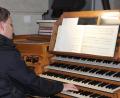 Bild: kro
Andreas Sagstetter spielte an der Orgel unter anderem das Stück „Wachet auf, ruft uns die Stimme“.