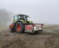 Bild: Eichl
Bürgermeister Markus Ludwig macht sich ein Bild vom Fortschritt des Wegebaus beim Rastenhof in Lanz.