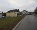 Erneut ein Thema im Gemeinderat waren der Ankauf und die geplante Sanierung des ehemaligen Gasthofs "Fürstenhof" in der Alten Straße (Bildmitte). Zur Diskussion stand auch die Aufwertung des Ortseingangs im Süden der Marktgemeinde.