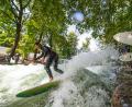 Symbolbild: Lino Mirgeler/dpa
Ein Surfer springt mit seinem Brett auf die Eisbachwelle. Die Münchner Attraktion ist weltbekannt. Ein ähnliches Projekt wäre in Schwandorf am Tivoli-Wehr bei den Wasserrädern möglich.