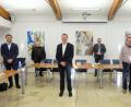 Bild: ohr
Bürgermeister Frank Zeitler (hinten Mitte) verabschiedet Sachbearbeiter im Bauamt Uli Süß (vorne Mitte) im Beisein der Amtskollegen Johann Wilhelm (Guteneck/links daneben) und Markus Schiesl (Altendorf/rechts) sowie Bauamtsleiter Thomas Prey (links) nach 47 Dienstjahren in den Ruhestand. Günter Pflamminger (Zweiter von rechts) erhält die Urkunde zum 25. Dienstjubiläum.