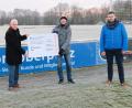 Bild: do
Symbolische Übergabe des Spendenschecks der Bank durch Regionalmarktleiter Stefan Schedl und Zweigstellenleiter Richard Götz (von links) an die Vereinsvorstände Bastian Dötsch und Andreas Wiesend (von rechts).