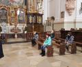 Bild: Grundschule Waldsassen/exb
Maria Sagstetter erläuterte den Kindern in der Basilika viele interessante Details.