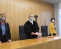 Bild: Gabi Schönberger
Bei Richter Hubert Windisch, hier mit den Schöffinnen, gilt auch am Platz Maskenpflicht.
