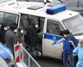 Bild: Bundespolizei Waidhaus
Ein Teil der Geschleusten auf dem Weg in einen Kleinbus der Bundespolizei.