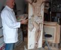 Bild: wec
Der Künstler Hans-Georg Hierl bei der Vollendung der neuen Christusdarstellung, die demnächst an der Johanniskirche in Ebermannsdorf zu sehen sein wird.
