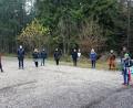 Bild: wec
Bevor das grüne Klassenzimmer in Betrieb gehen kann, sind viele Schritte notwendig. Die Beteiligten um Schulleiterin Heidrun Leitz (Sechste von links) kamen beim Sammelplatz im Wald zusammen.