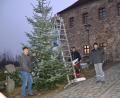 Bild: gi
Die Mitglieder des Fördervereins Schloss Burgtreswitz stellen vor dem Haupttor des Schlosses einen Weihnachtsbaum auf.
