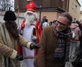 Archivbild: kro
Beim Weihnachtsmarkt vergangenes Jahr unterwegs waren auch Nikolaus und Knecht Ruprecht, der in der Kunstgasse Bürgermeister Bernd Sommer "erwischte". Der Stadtoberhaupt ist froh, dass dieses Jahr zumindest ein digitales Angebot ermöglicht worden ist und Stammgäste der vergangenen Jahre bei ihren jeweiligen Anbietern fündig werden können.