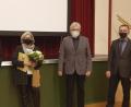 Bild: Peggy Biczysko/fph
Wechsel mit Maske: Nach dem Ausscheiden von Stadtheimatpfleger Karl Bröckl (Zweiter von links) ist Edith Kalbskopf zu seiner Nachfolgerin ernannt worden. Oberbürgermeister Oliver Weigel (links) und Kulturamts-Chef Stefan Reichel gratulierten.