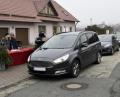 Bild: lep
Lange Schlangen bilden sich beim „Drive in“ am Mühlenweg. Vorsitzender Michael Sporrer überreicht an die Autofahrer den „Adventszauber zum Mitnehmen“.