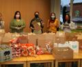 Bild: fpoz
Kinderhausleiterin Silke Weinhold sowie die Elternbeiräte Claudia Schultes, Stefanie Heindl, Susanne Englmeier und Manuela Queitsch (von links) packten die Überraschungspakete.