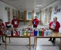 Bild: hmr
48 Weihnachtspäckchen – unter anderem mit Plätzchen – hat das elfköpfige Team der BRK-Seniorenstube zur Verteilung vorbereitet. Von links Doralinde Sirtl, Silvia Riedl, Ursula Müller und Brigitte Kirschbaum.