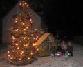 Bild: ow
Einen besonders schönen Christbaum hat heuer die Feuerwehr auf dem Dorfplatz in Filchendorf aufgestellt. Der Obst- und Gartenbauverein baute daneben die vereinseigene Krippe auf und sorgte so für ein besonderes weihnachtliches Ambiente.