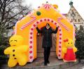 Bild: Wolfgang Steinbacher
Zorka Dotto vom Stadtmarketing hat das neue Lebkuchenhaus schon mal aufgeblasen. Es bleibt bis zum Tag vor Heiligabend auf dem Marktplatz stehen, wird aber jeden Tag aus Sicherheitsgründen wieder ab- und aufgebaut.
