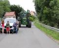 Archivbild: jma
Dass Kinder auf einer auch von großen landwirtschaftlichen Fahrzeugen häufig genutzten Straße ohne Gehweg unterwegs sein müssen, war einer der Gründe für den Antrag der CSU. Im Hintergrund die Regnkapelle an der Kreuzung der Straßen "Am Flembach" (vorne) und "Kammerberg".