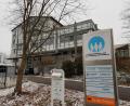 Bild: Tobias Gräf
Noch deutet am BRK-Gesundheitshaus in Nabburg nichts drauf hin, dass hier schon in weniger als zwei Wochen die B-A-D-Gruppe das Corona-Impfzentrum des Landkreises betreiben wird. Doch im Hintergrund laufen die Vorbereitungen auf Hochtouren – wenn auch mit vielen Unwägbarkeiten.
