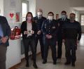 Bild: bnr
Stadt und Feuerwehr Pfreimd haben die Landgraf-Ulrich-Schule mit einem Defibrillator und Kohlendioxid-Messgeräte ausgestattet. Schulleiterin Silke Schmid (Zweite von links) bedankte sich dafür bei Bürgermeister Richard Tischler (links) und den Führungskräften der Feuerwehr.